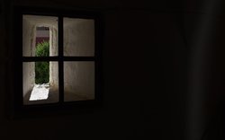 okno, mříž, paprsek světla / -ima