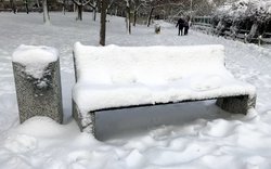 lavička, sníh / -ima-