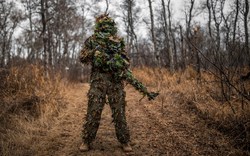 Maskovaný voják v lese / Photo by Anastase Maragos on Unsplash