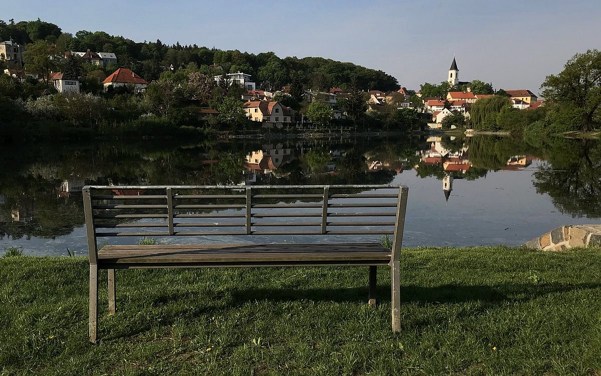 lavička, rybník, kostel, vesnice, horizont / foto ima