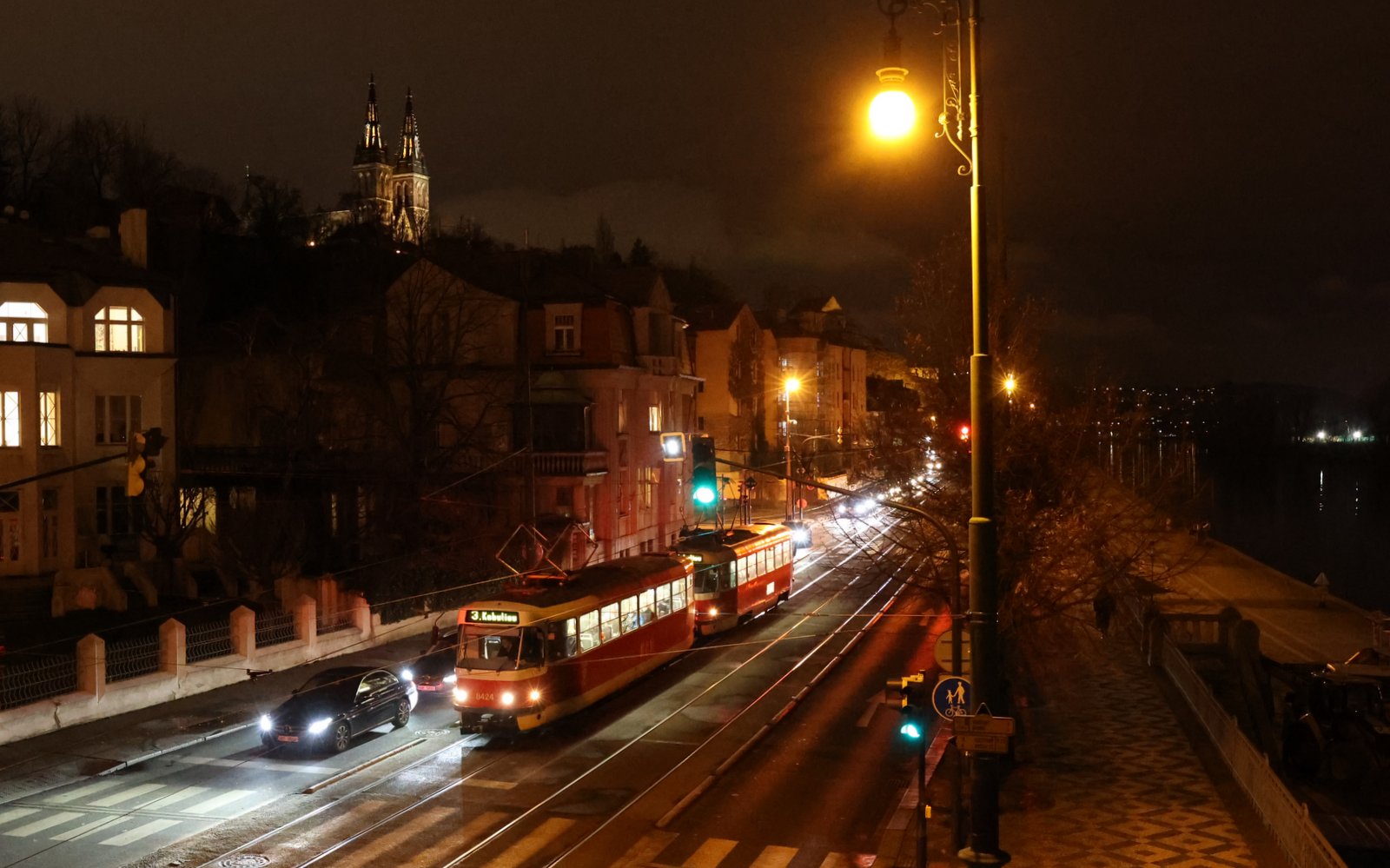 Noc, nábřeží, Vyšehrad, tramvaj, světlo, tma, auta / foto Michal Němeček