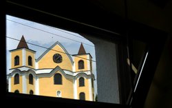 Neratov, kostel, okno, průhled / foto -ima-