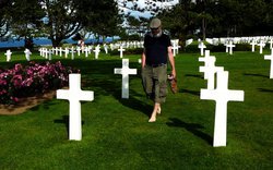 člověk procházející se po vojenském hřbitově / foto -AdM-